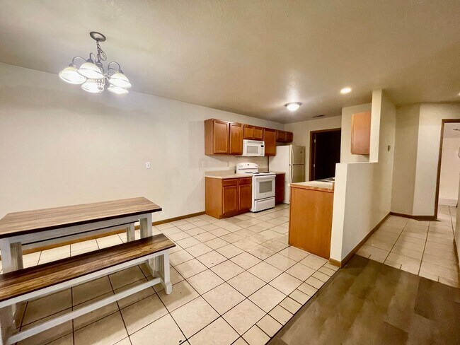 Building Photo - 2 Bedroom 1 bathroom Apartment in Wickliffe