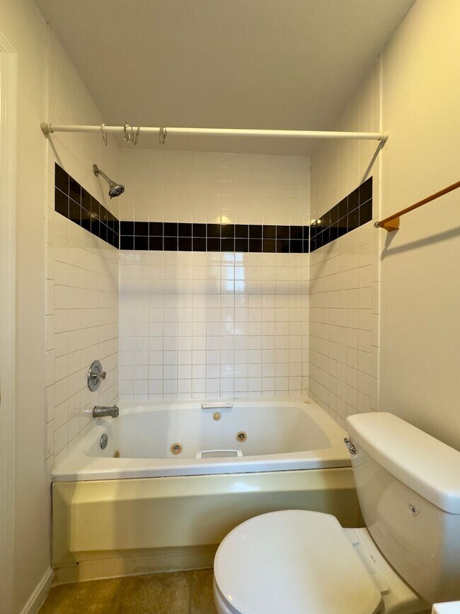 Building Photo - Charming 2-Bedroom Townhome with Modern Co...