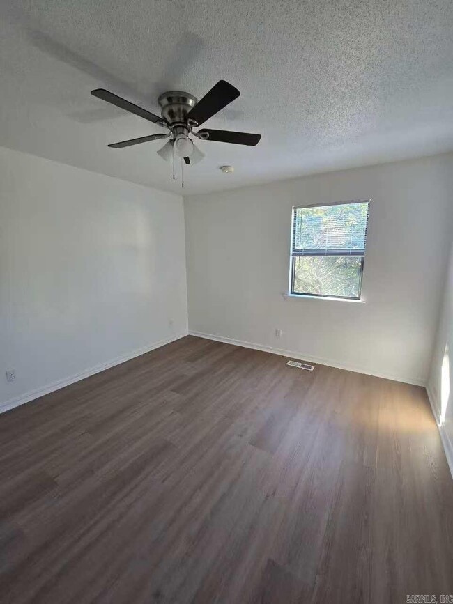 Building Photo - 3 Forest Maple Ct