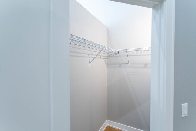 Building Photo - 1470 W Webster Ave