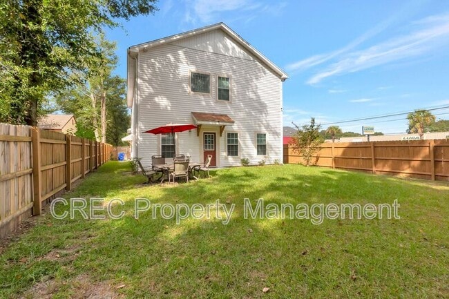 Building Photo - 2703 E Surrey Dr