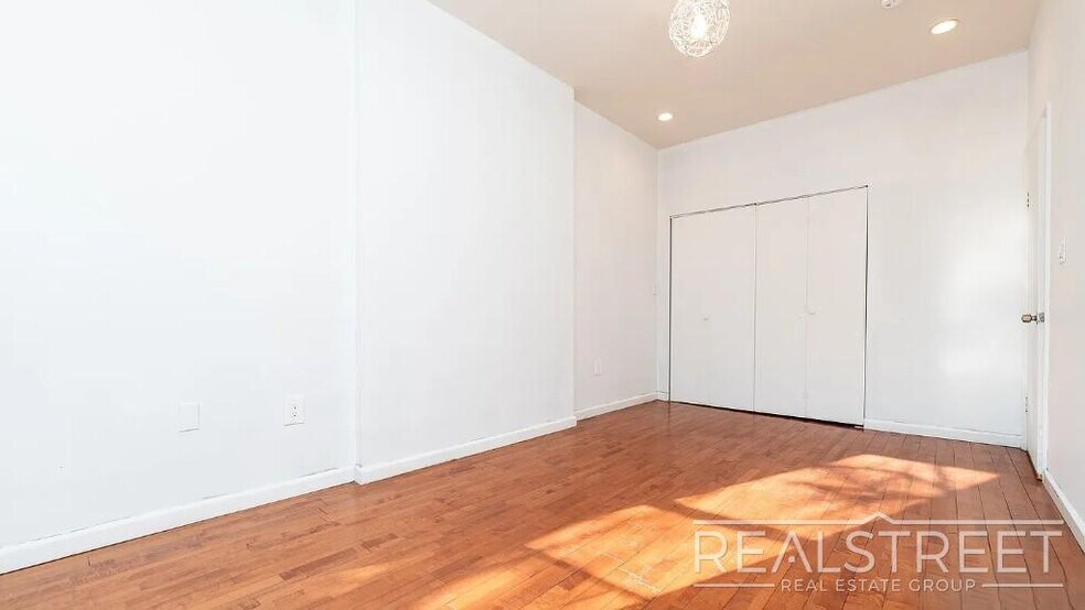 Building Photo - 4 Bed 2 bath off the border of Clinton Hill and Bedstuy.