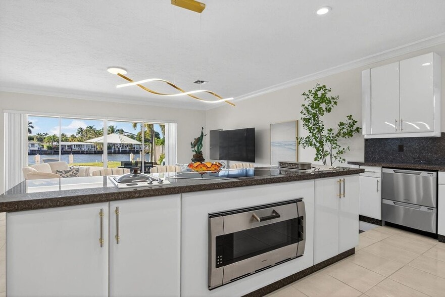 Building Photo - 513 S Riverside Dr