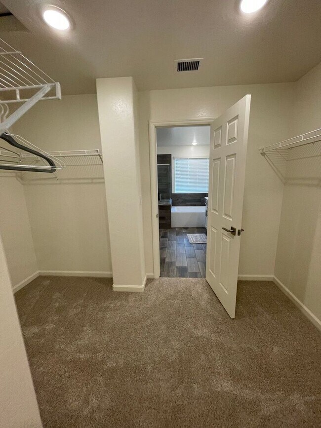 Building Photo - Spacious Modern Family Home in Prime Fresno Location!