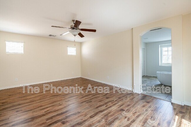 Building Photo - 1055 S Reber Ave