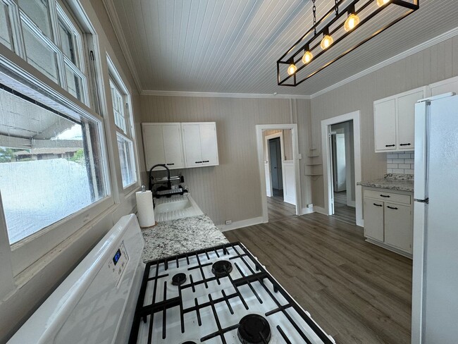 Building Photo - Charming detached single family Kaimuki 3 bdrm, 1 bath home on level lot