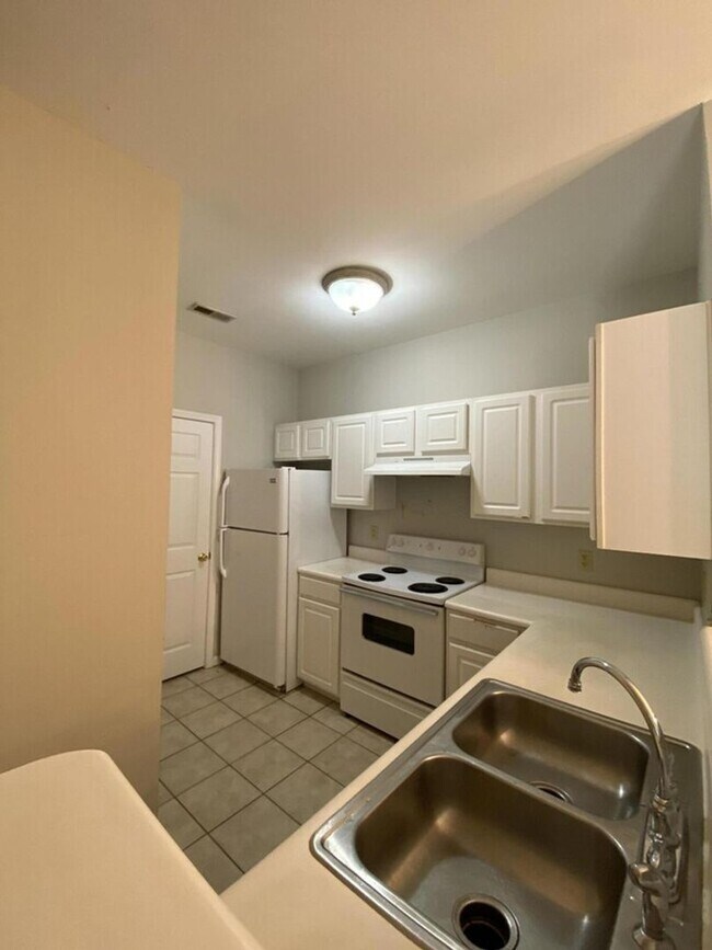 Building Photo - Beautiful Condo in Mount Pleasant!