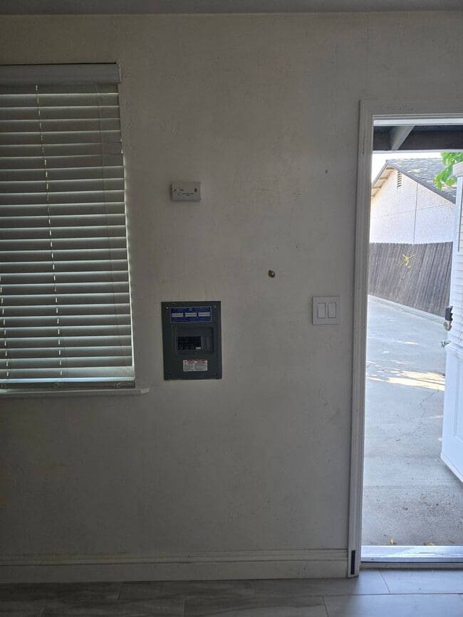 Building Photo - Four bedroom w/ Studio