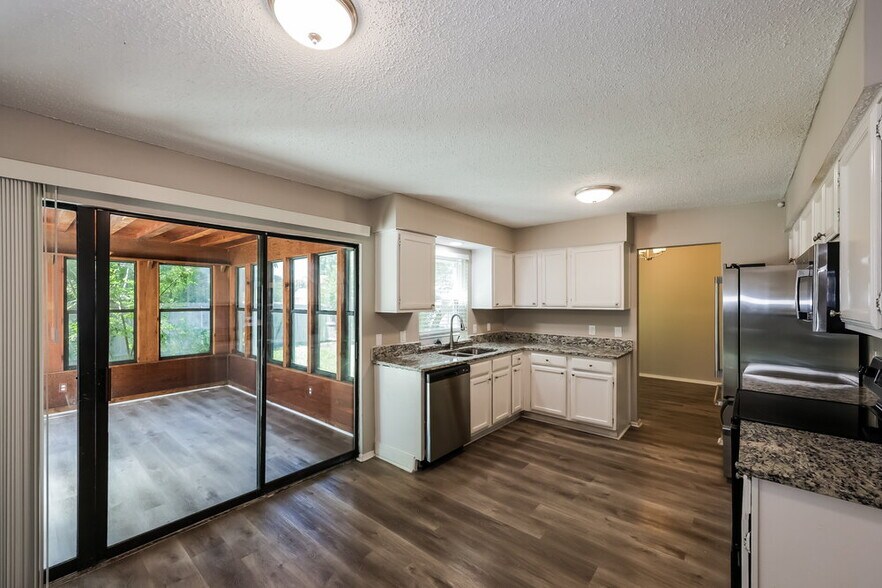 Building Photo - 2533 Bentley Dr