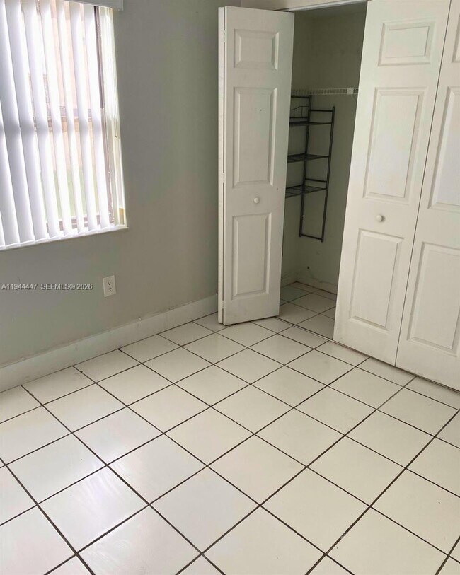 Building Photo - 680 W Park Dr