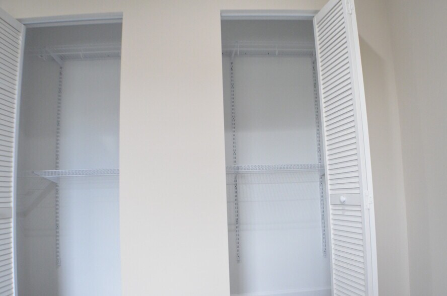 Building Photo - 563 Burritt St