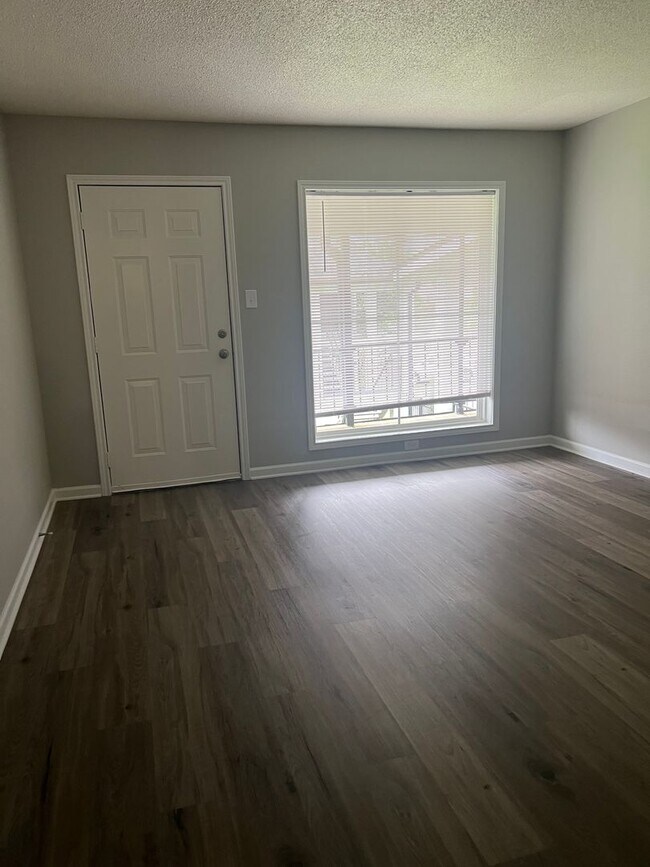 Building Photo - Remodeled Apartment 2 Bed / 1 Bath