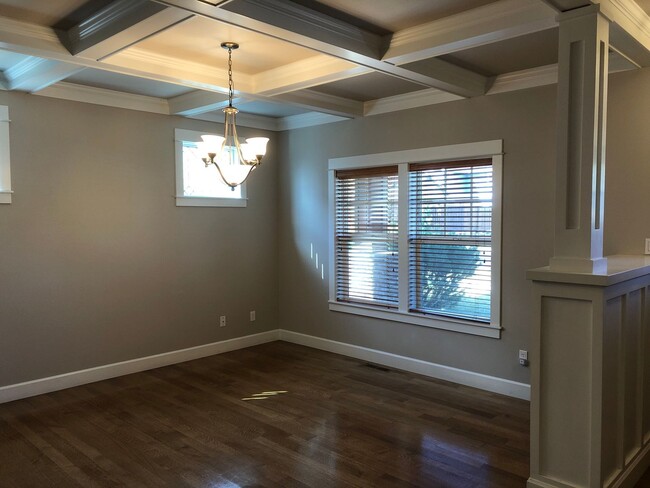 Building Photo - 4 Bedroom / 2.5 Bathroom Home in SE Bend