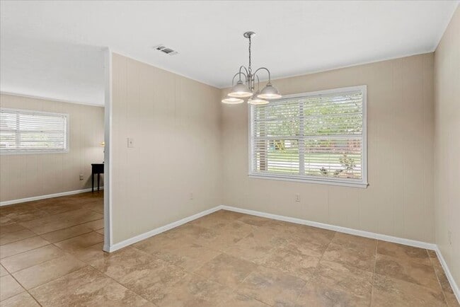Building Photo - 122 Clarence Dr
