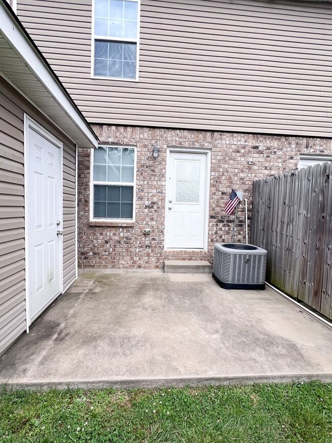 Building Photo - 2 Bedroom 1.5 Bath Townhome