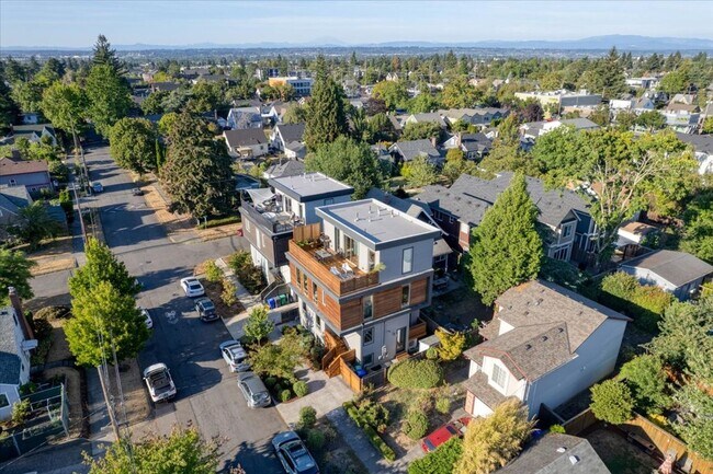 Building Photo - $500 off first month! Spacious, light-fill...