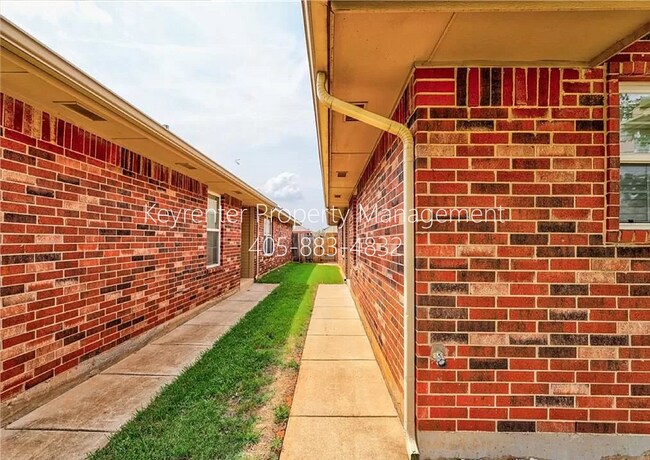 Building Photo - Gorgeous 3 bedroom 2 Bath and 2 Car Home in the Heart of Yukon