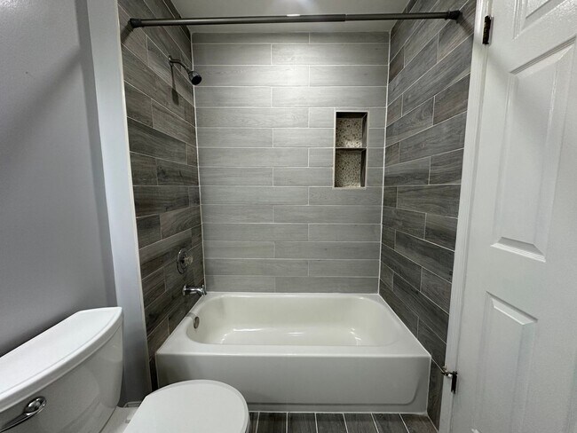 Building Photo - 2 bedrooms, 2.5 bathrooms