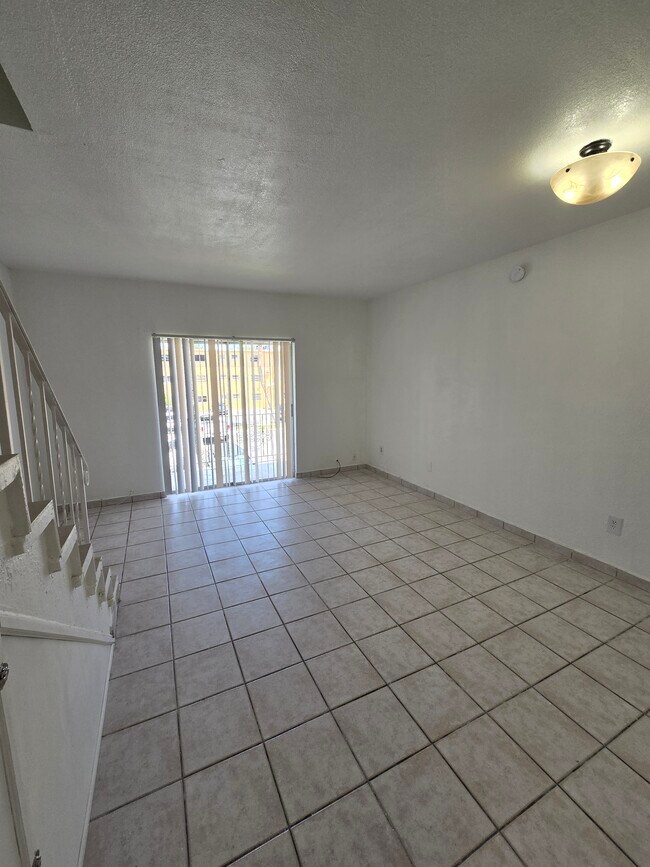 Building Photo - 1305 W 53rd St