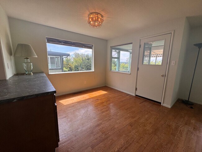 Building Photo - 3 bed/2 Bath, Spacious Home in Mount Verno...