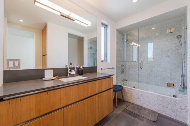 Building Photo - Stunning Custom Home in Del Rey