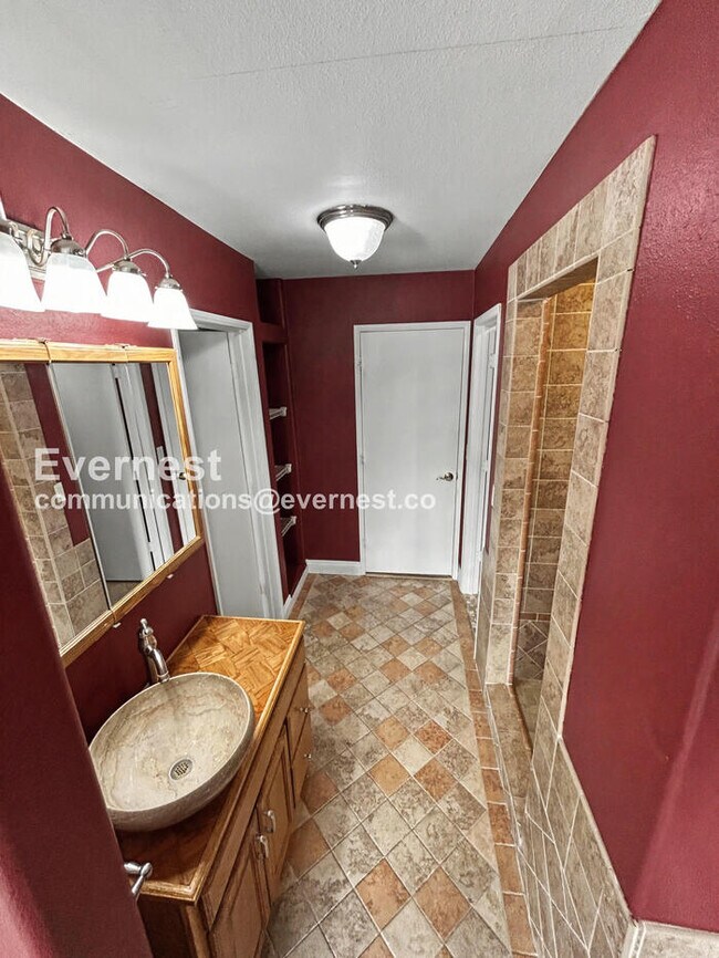 Building Photo - 4 Bed/3 Bath Home with Garage / Pet-Friendly / Vouchers Accepted / Available Now!