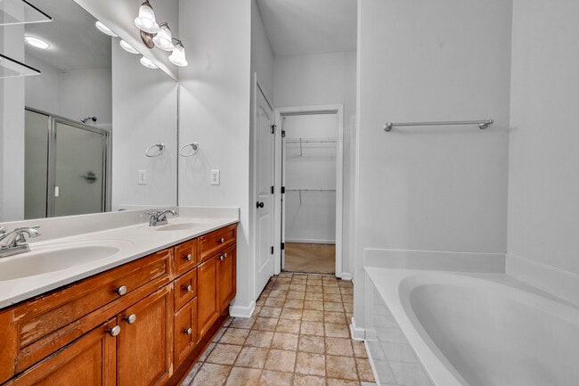 Building Photo - 1017 Ashwood Dr