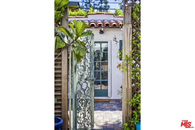 Building Photo - 3472 Rowena Ave