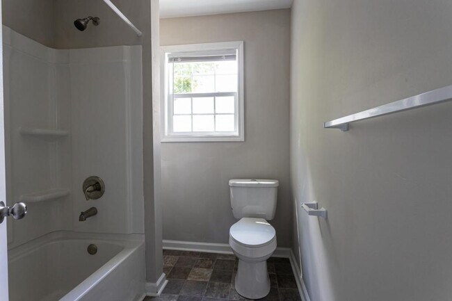 Building Photo - 516 North Dr