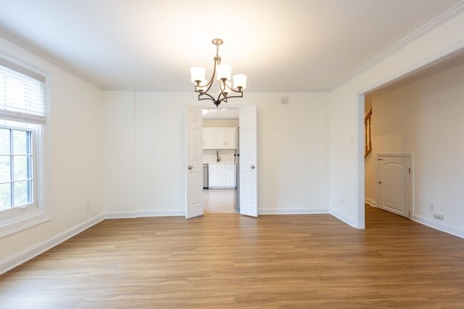 Building Photo - Charming 3 BR/2.5 BA 2-Level Condo in Cath...