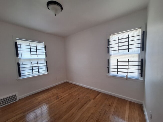 Building Photo - Charming 2 bedroom home in Harper Woods