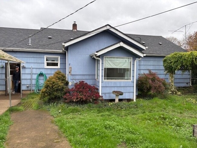 Building Photo - Charming home with large bedrooms