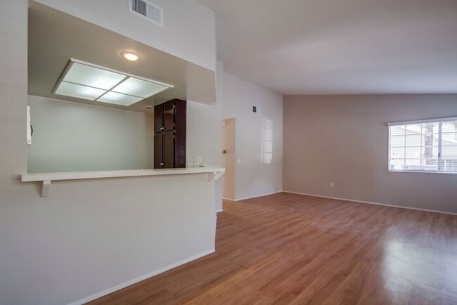 Building Photo - 2049 Haller St