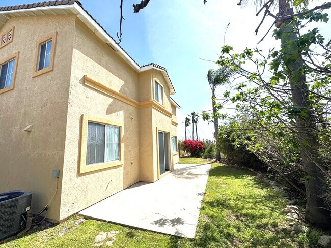 Building Photo - Beautiful 3 Bedrooms, 2.5 Baths Single Family Home with Golf Course Views For Lease