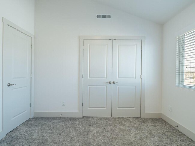 Building Photo - 657 Sun Meadow Dr