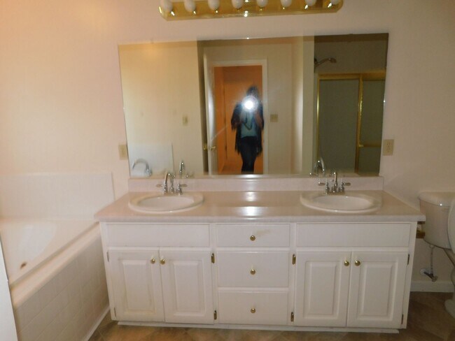 Building Photo - 3 Bedroom Home in Pebble Creek Subdivision