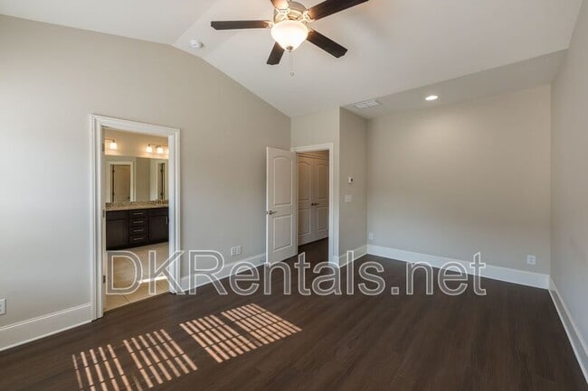Building Photo - 921 Hickory Leaf Ct SE