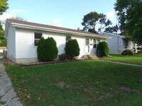 Building Photo - 827 Dennis St