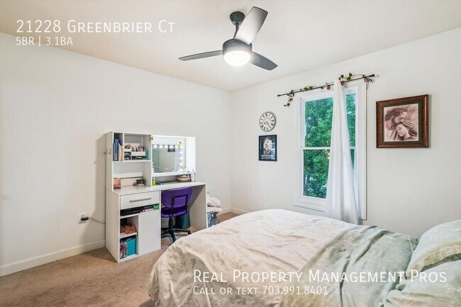 Building Photo - 21228 Greenbrier Ct