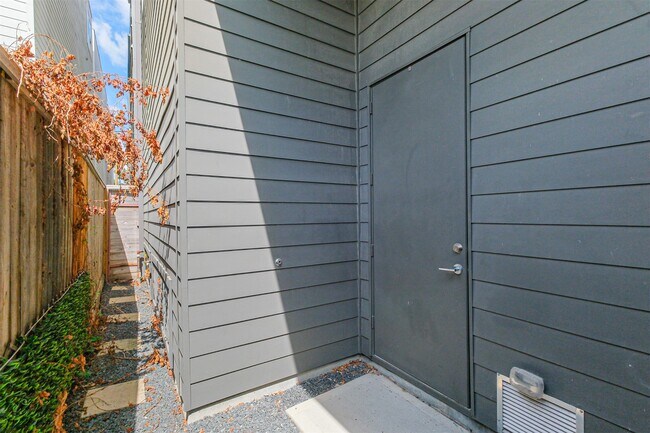 Building Photo - 1157 W 18th St