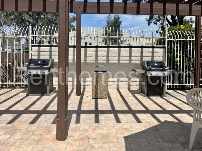 Building Photo - 3456 Castle Glen Dr