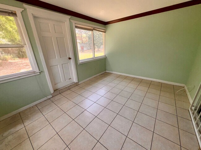 Building Photo - 3 bedroom 2 bath home with solar panels, workshop, large backyard and Florida Room!