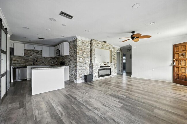 Building Photo - 405 N Buena Vista Ave