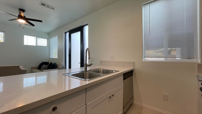 Building Photo - 46551 Linda Flora St