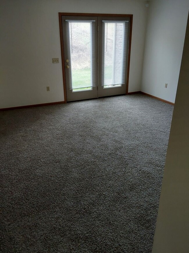 Building Photo - 2 BR 50% Glenn View