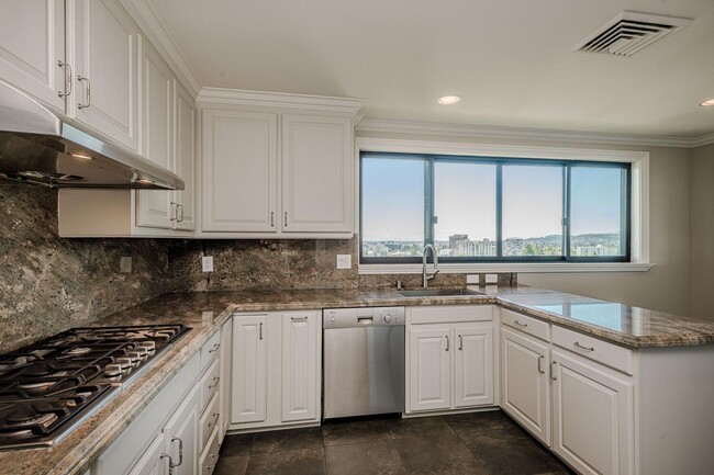 Building Photo - Gorgeous 2 Bed / 2 Bath Top Floor Condo wi...