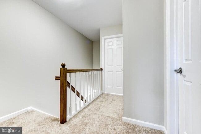 Building Photo - 5668 Ridge View Dr