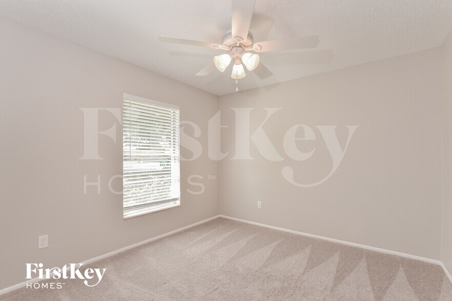 Building Photo - 910 Clayton Dr