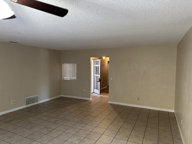 Building Photo - MANTECA 3 BEDROOM 2 BATH HOME