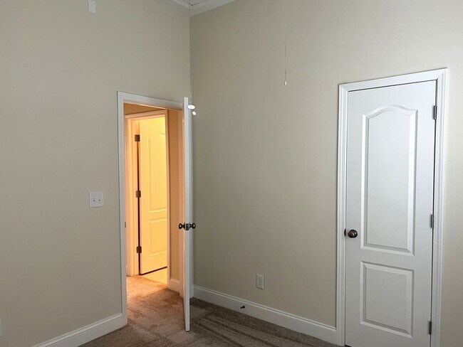 Building Photo - The Highlands!!